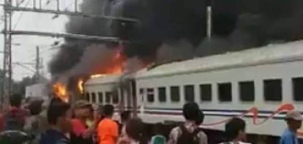 Ditabrak Minibus, Gerbong Walahar Express Terbakar, 2 Orang Tewas