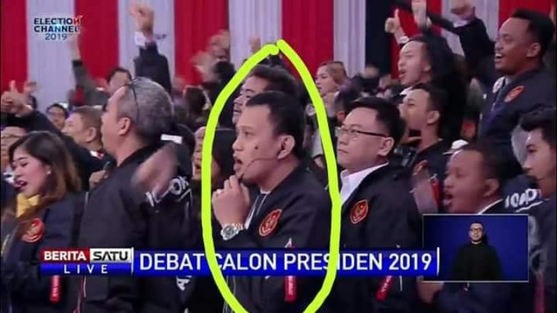 Seiring Dugaan Jokowi Pakai Earpiece, Foto Karding Ini Viral