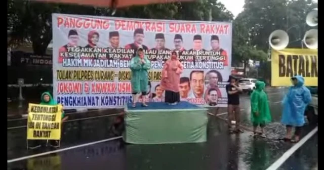 Diguyur Hujan, massa Tetap Gelar Mimbar Bebas untuk Support MK dalam Perkara Sengketa Pilpres 2024