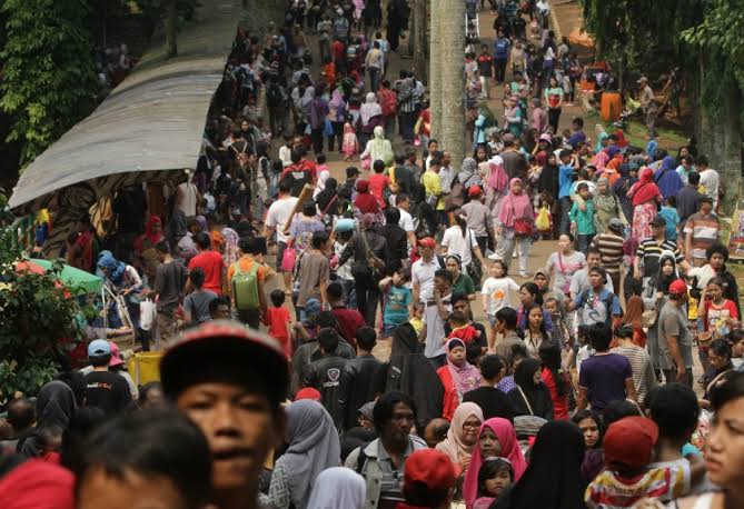 Manfaatkan Libur Lebaran, Masyarakat Padati Tempat-tempat Wisata