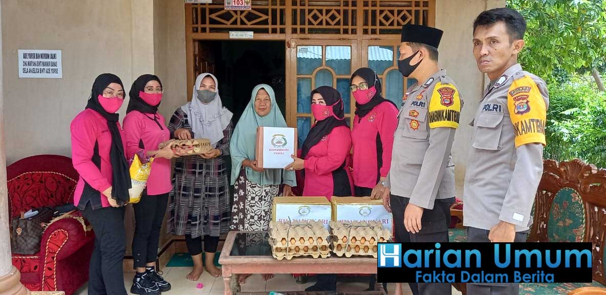 Bhayangkari Cabang Lampung Barat Berikan Bansos Kepada Keluarga Korban Tanah Longsor