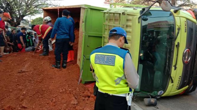 Truk Tanah Tindih Minibus di Tangerang, 4 Tewas 1 Balita Selamat