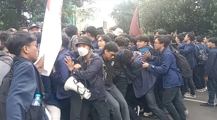Kritik 100 Hari Pemerintahan Prabowo, Aliansi BEM SI Bentrok dengan Polisi di Dekat Istana Bogor