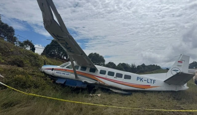 Pesawat Asian One Air Tergelincir di Bandara Bilorai, dan Tabrak Bukit