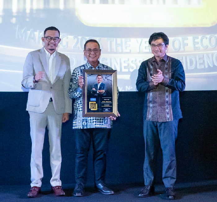 Direktur Keuangan dan Strategi Bank DKI Romy Wijayanto Terima Penghargaan 10 Most Populer Chief Financial Officer