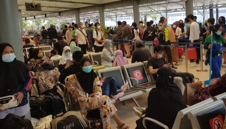 Calon Penumpang Padati Stasiun Kereta Api Pasar Senen