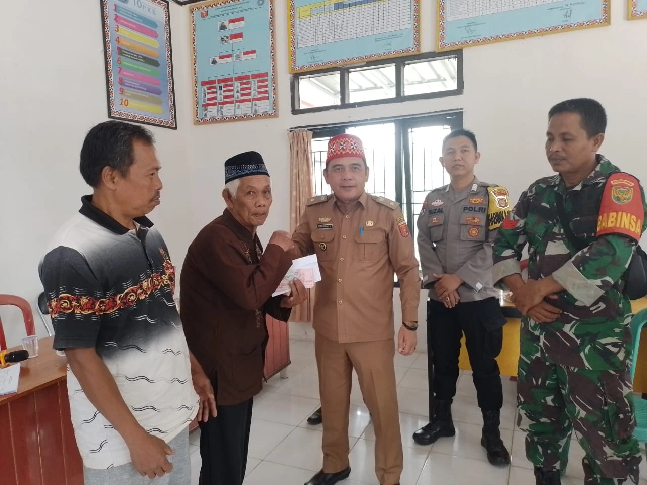 Pemerintahan Pekon Way Empulau Ulu Menyalurkan 18 KPM BLT DD Tahun 2024