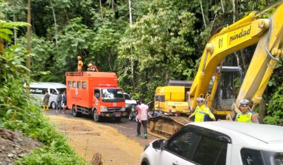 Polres Lampung Barat gerak cepat datangi lokasi Longsor