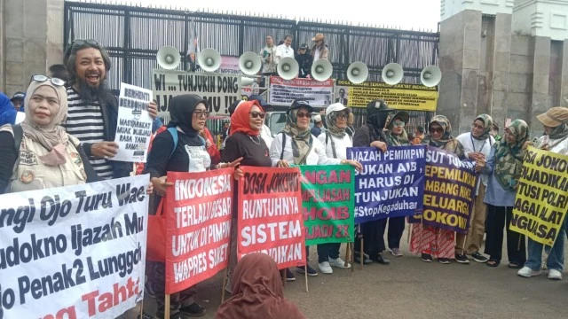 Gelar Mimbar Rakyat, Massa Tuntut Jokowi Diadili