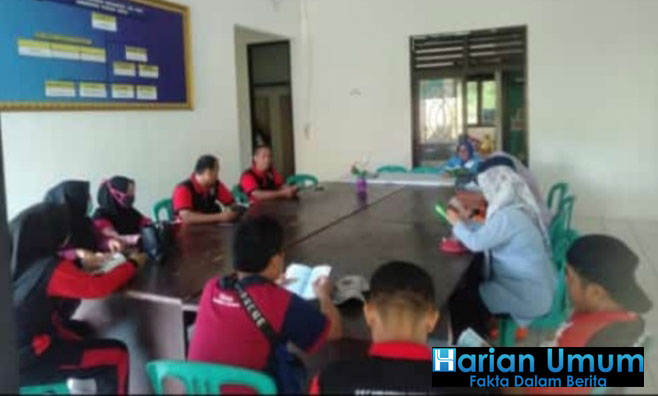 Memberi Teladan Kepada Pejabat Dan Staff Di Kantornya