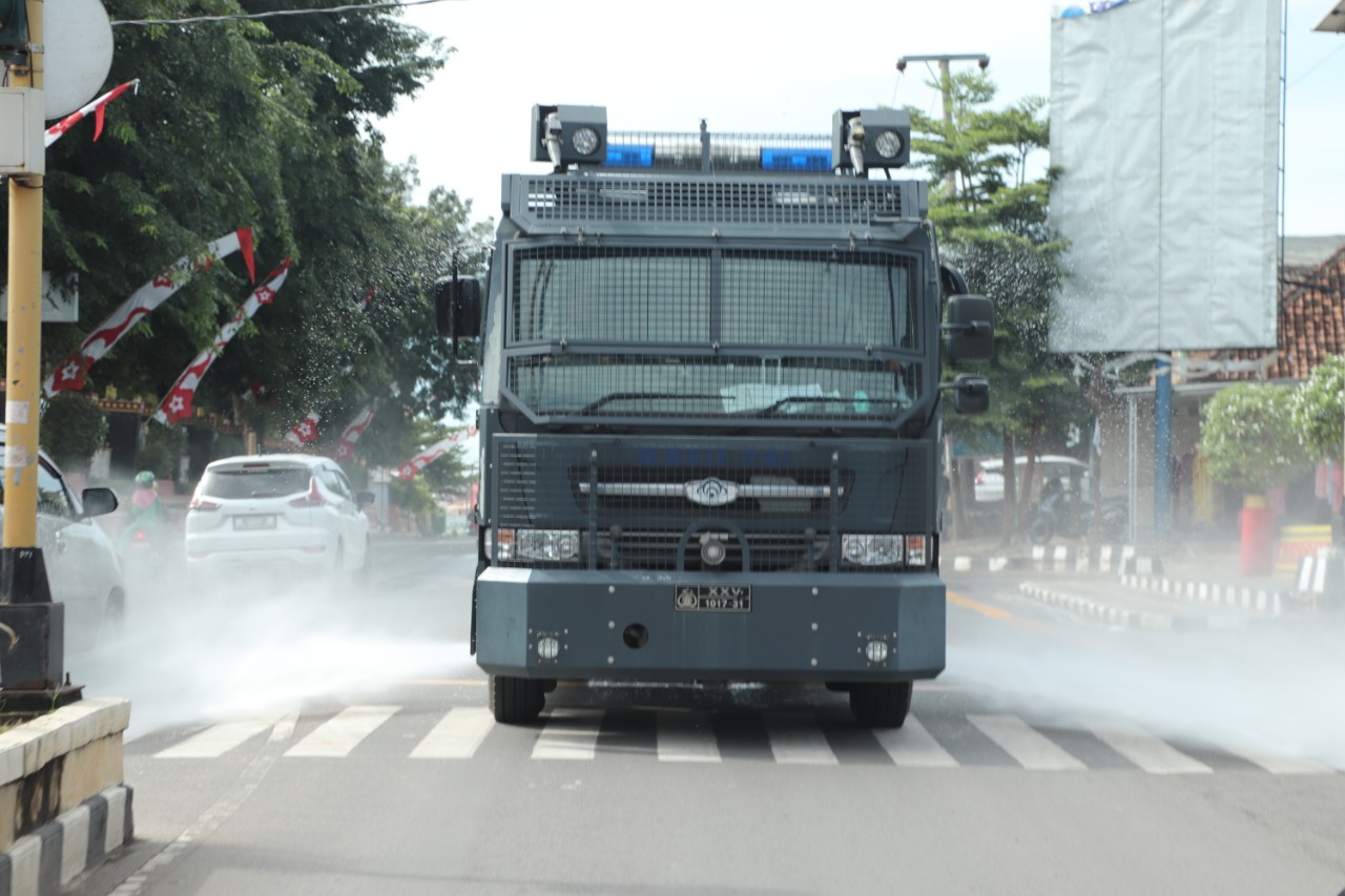 Lawan Covid-19, Kapolres Lampung Utara Pimpin Penyemprotan Disinfektan Serentak