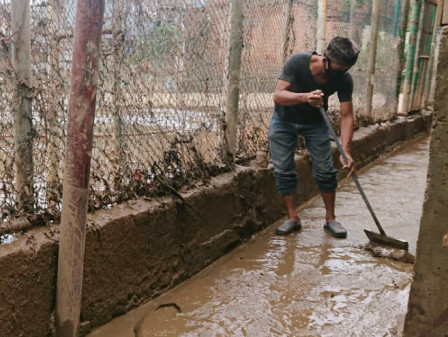 Pasca Banjir, Warga Bersihkan Lingkungan