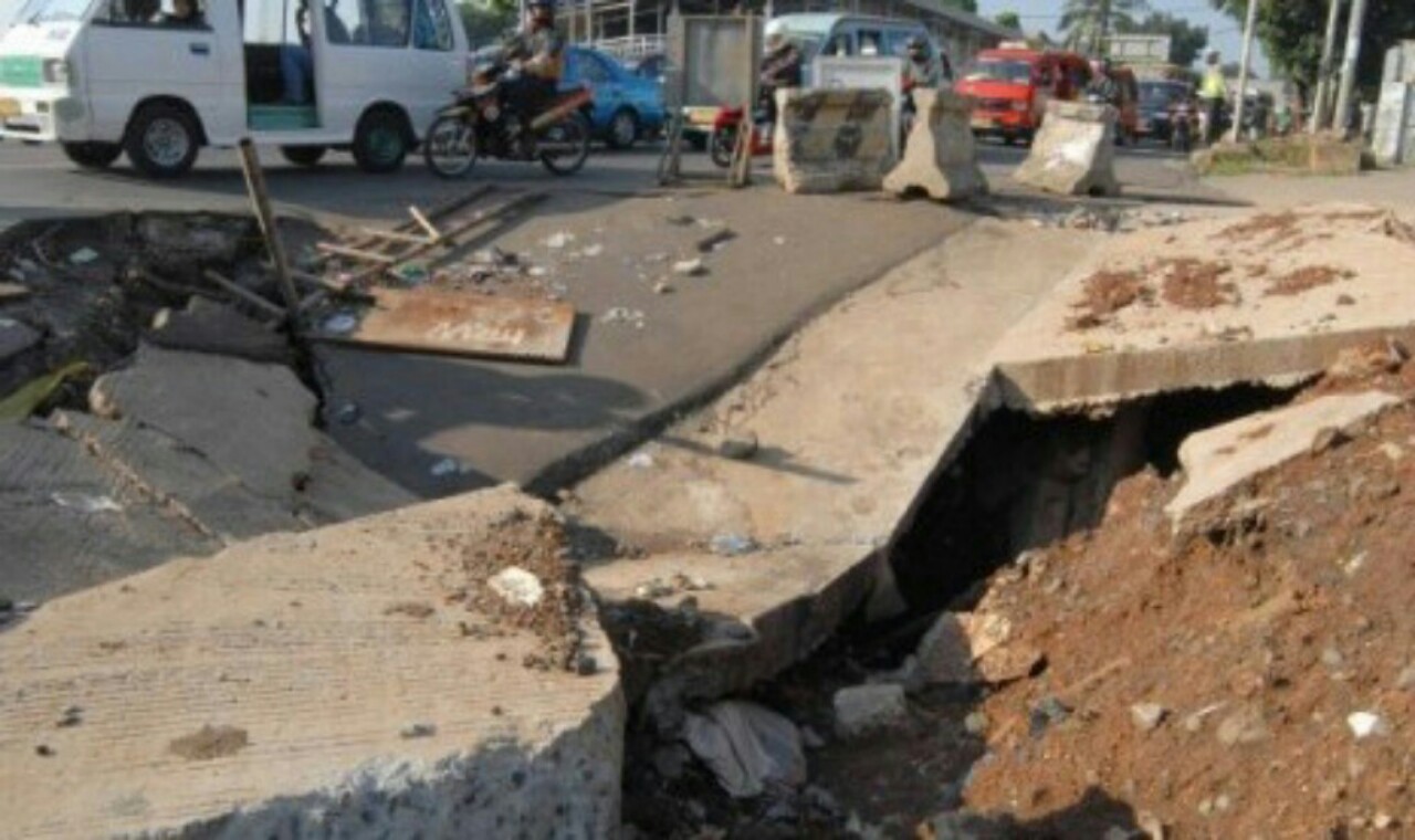 Permukaan Tanah di Malang Selatan Amblas Hingga 3 Meter