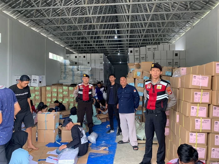 Polres Lampung Barat Memastikan Pendistribusian dan pelipatan Suara di KPU Kabupaten Lampung Barat Aman
