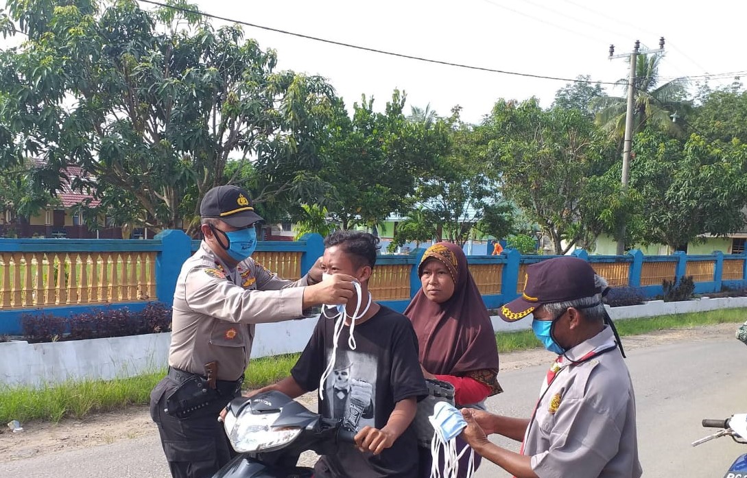 Polsek, Koramil, Dan SDN I Pisang Baru, Bagikan Masker Gratis