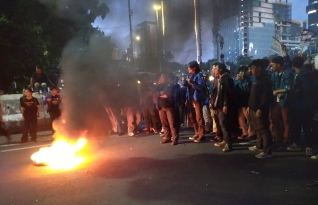 Massa BEM SI Dihalau dengan Watercanon dan Polisi Anti Huru hara, Seorang Ditangkap