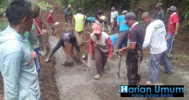Miris Warga Iuran Secara Swadaya, Karena Jalan Tak Kunjung Di Bangun Pemerintah Daerah