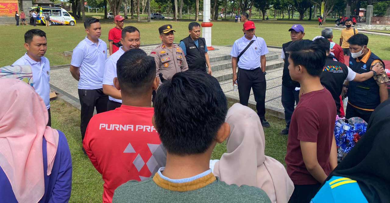 Kapolres Pimpin langsung  Jumat Curhat Di Depan Kantor Bupati Lampung Barat dipimpin langsung oleh Kapolres