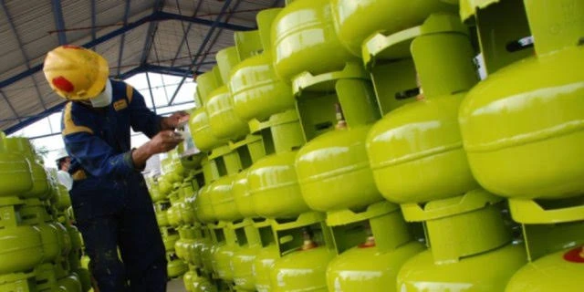Mulai 2027 Hanya Warga Yang Masuk Daftar Miskin Ekstrem yang Bisa Beli LPG 3 Kg