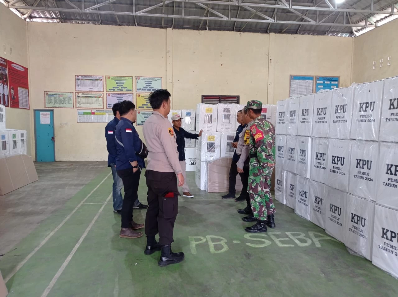 Ketua PPK Kecamatan Balik - Bukit Memimpin Penyaluran Surat Suara