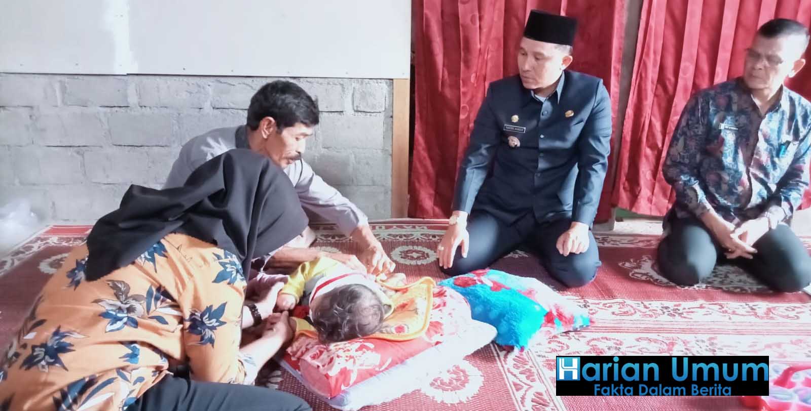 Peratin Pekon Kegeringan Mendampingi Bupati Lampung Barat Menyerahkan Santunan Kepada Orang Tua Syarifa