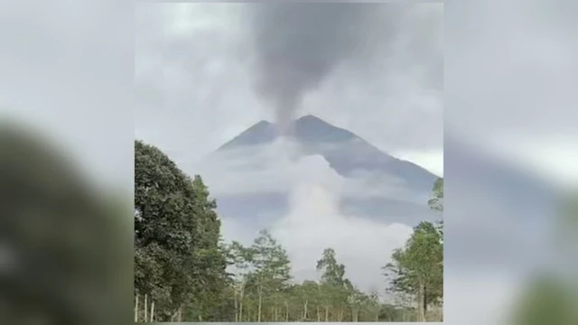 Minggu Pagi Ini Gunung Semeru 6 Kali Meletus, Kolom Abu 500 Meter - 1,2 Kilometer