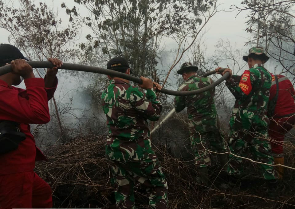 Sigap! Satgas Karthula Kota Dumai Padamkan Titik Api