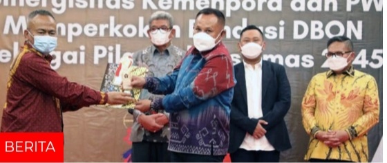 Bupati Lampung Selatan Nanang Ermanto Terima Penghargaan Inisiator Olahraga SIWO PWI Pusat