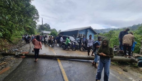 Akibat Tiang Listrik Roboh Mengkaibatkan Satu Orang Meninggal Dunia
