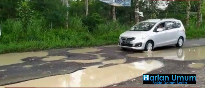 Inprastruktur Jalan Penghubung Liwa - Ranau Rusak Parah