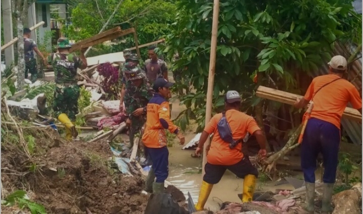 Kasdim 0422/LB Memimpin Penanggulangan Bencana Tanah Longsor Di Pekon Banding Agung Suoh