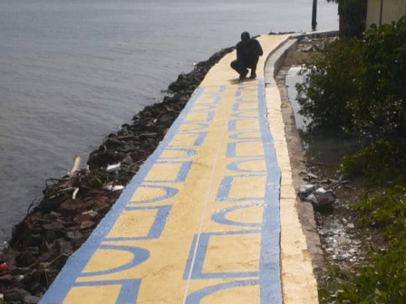Pengecatan Tanggul Sisi Timur Pulau Untung Jawa Rampung