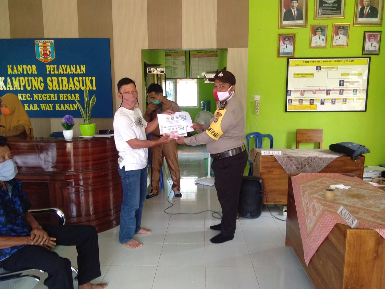 Bhabinkamtas Polsek Negeri Besar Kawal Penyaluran BLT