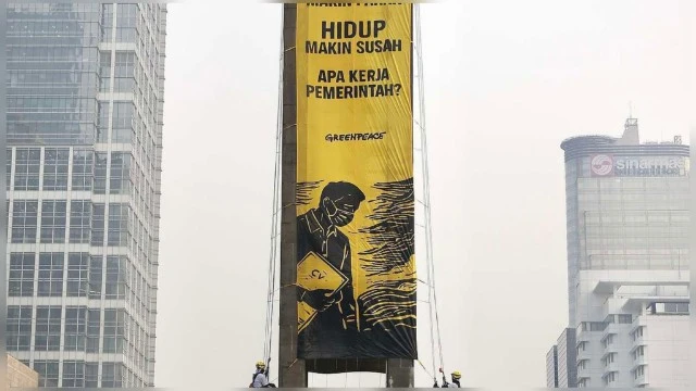 Spanduk Greenpeace Diturunkan Polisi dari Patung Selamat Datang di Bundaran HI