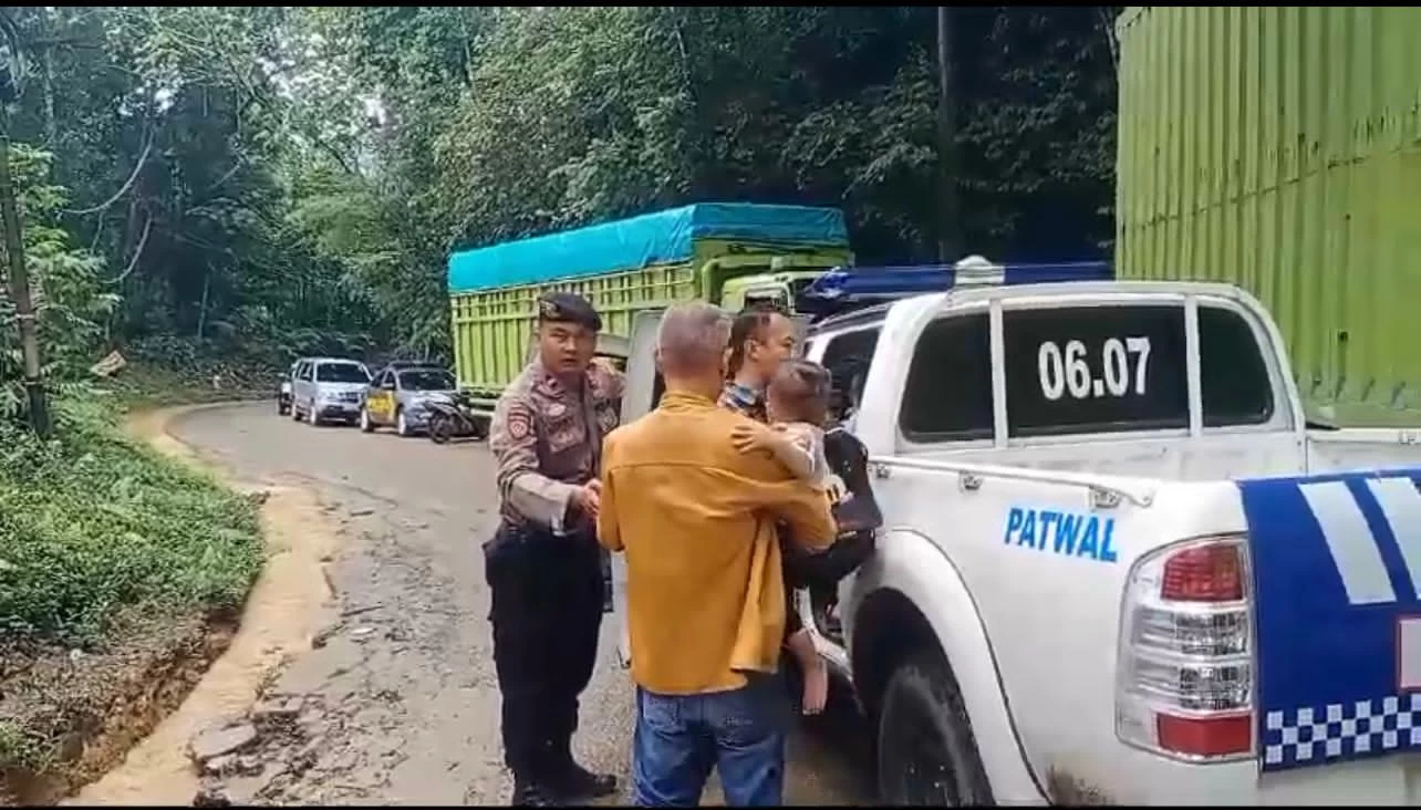 Aksi Heroik Anggota Polres Lampung Barat Evakuasi Ibu Yang Akan Melahirkan Terjebak Di Lokasi Jalan Longsor