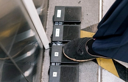 Cegah Penyebaran Korona Lift Stasiun LRT Pegangsaan Dua Dilengkapi Teknologi Foot Switch