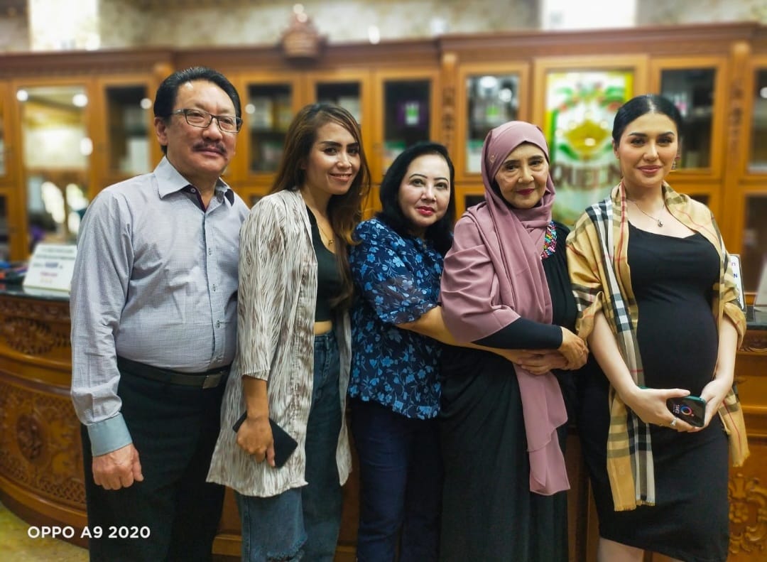 Artis Jelita Callebaut Bersama Mama Doris dan Lina Geboy Lakukan Operasi dan Perawatan di Klinik Bedah Plastik