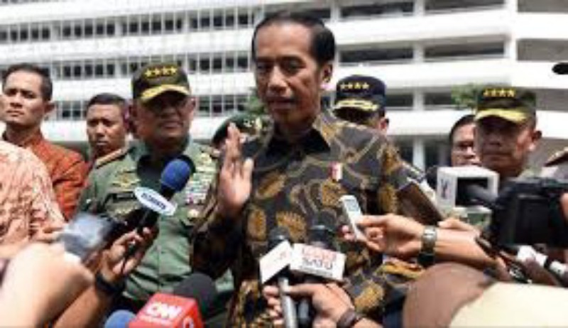 Jokowi Bantah Pakai Alat Bantu Dengar Canggih di Debat Capres II