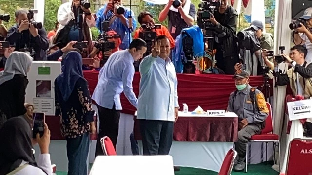 Usai Nyoblos di TPS Bojong Koneng, Prabowo Tunjukkan 2 Jari