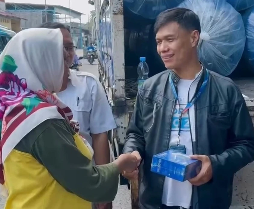 PAM JAYA Salurkan Bantuan Tandon Air di RW 10 Pademangan Timur