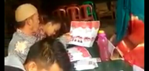 Terbongkar! Petugas TPS di Cianjur Arahkan Warga Pilih Pasangan Rindu