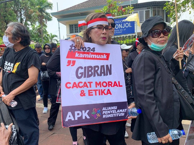 Massa Aliansi Penyelamat Konstitusi Geruduk KPU, Minta Gibran Didiskualifikasi