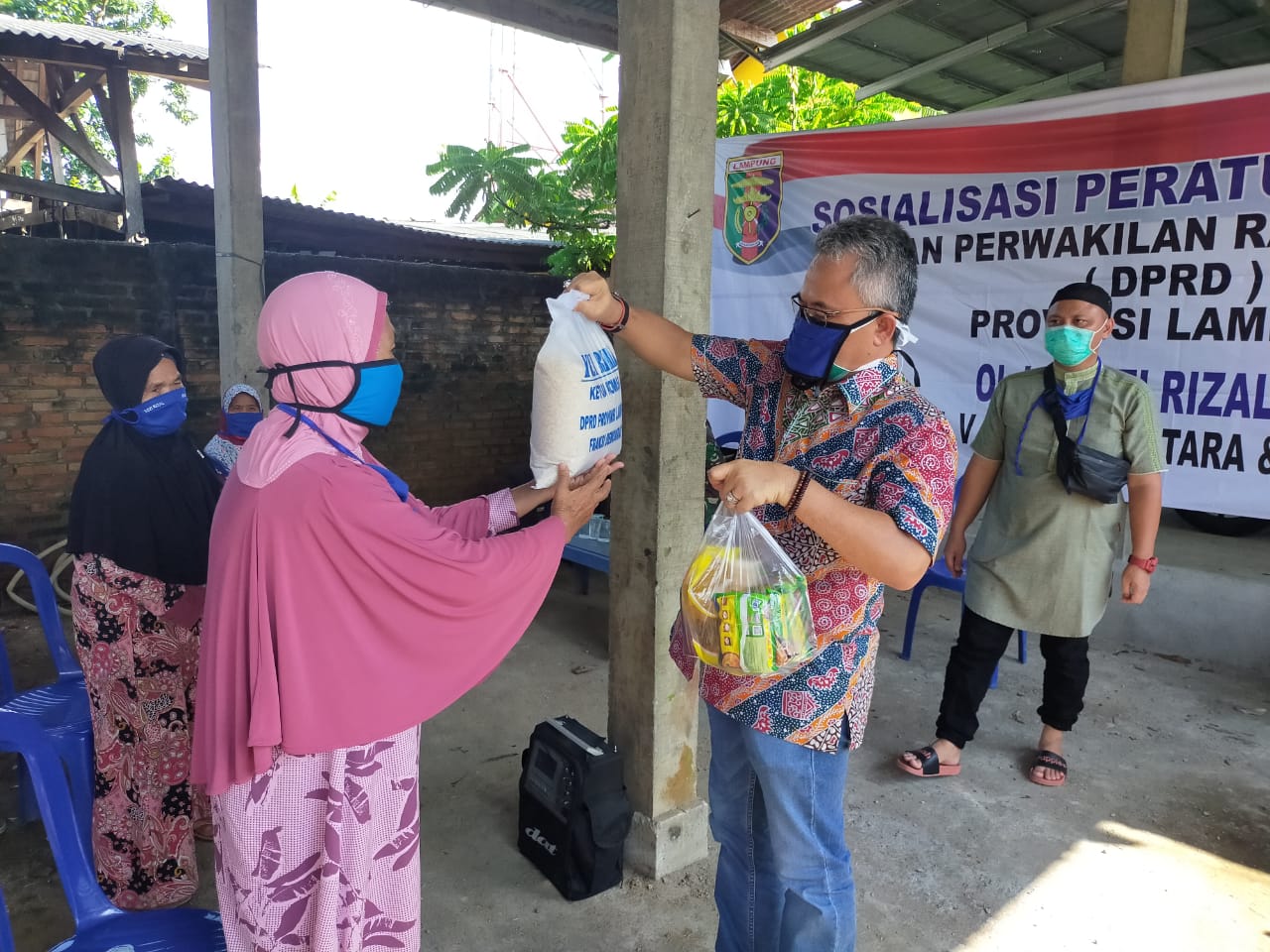 Yozi Rizal, Bagi 1300 Paket Sembako dan Masker Kepada Masyarakat Kurang Mampu