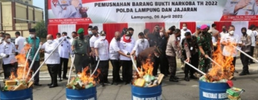 Bupati Lampung Selatan Turut Mendampingi Kapolda Lampung Pada Pemusnahan BB Narkotika