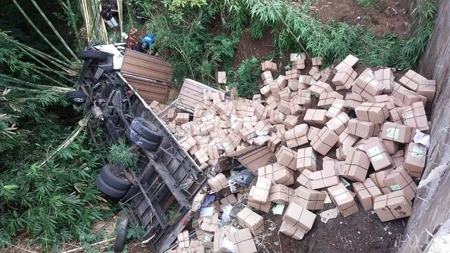 Truk Pengangkut Logistik Pemilu 2024 Terjun ke Jurang di Semarang