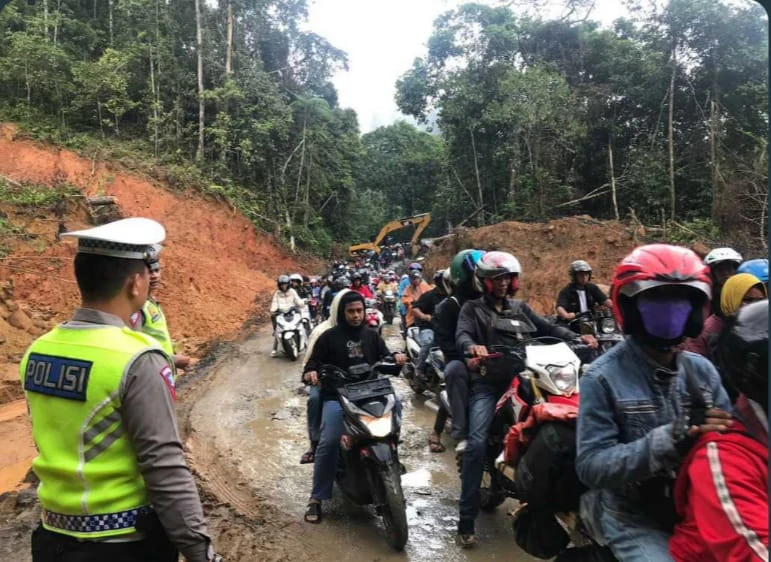 Sat Lantas Polres Lambar, Berjibaku Mengurai Kemacetan Di Lokasi KM 17 Rajut Lambar, Pesibar