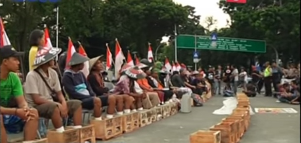 Dukung Petani Kendeng, Aktivis Walhi Mengecor Kaki