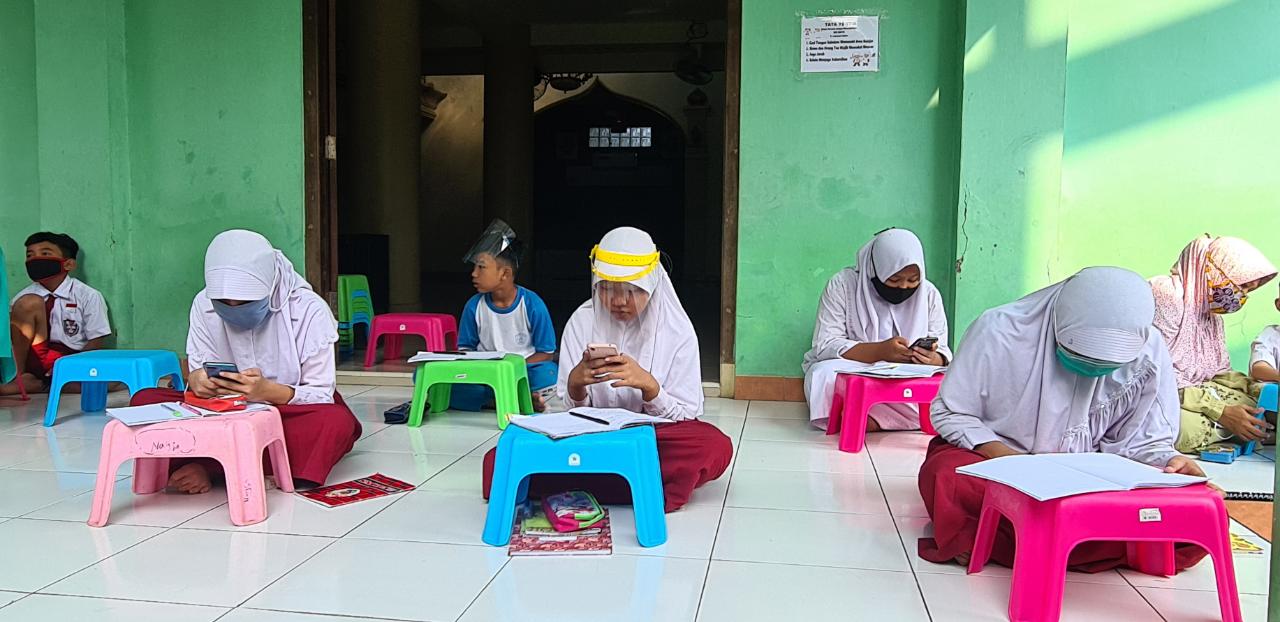 Warga Cengkareng dan Kalideres Inisiatif Patungan Pasang WiFi Gratis Di Balai Warga