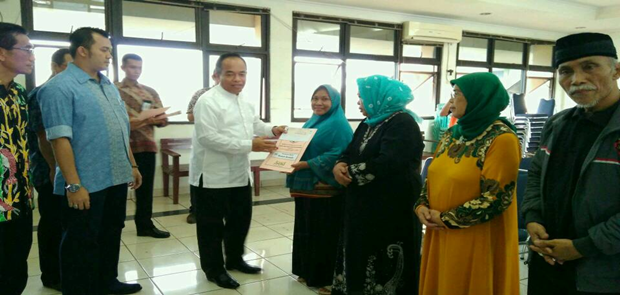 Walikota Jaktim Memberikan Santunan 11 Kaum Dhuafa