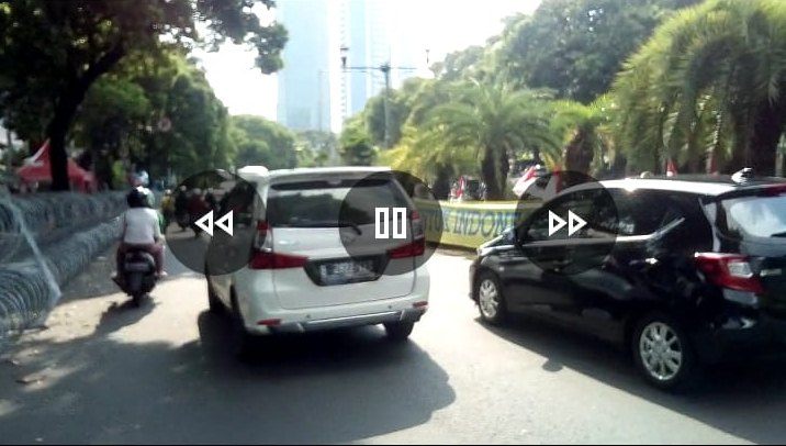 Emak-emak 02, Demo Bentangkan Spanduk 1 Km di Depan Kantor KPU